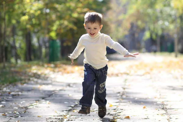Little boy runs in a summer park — Stock Photo, Image