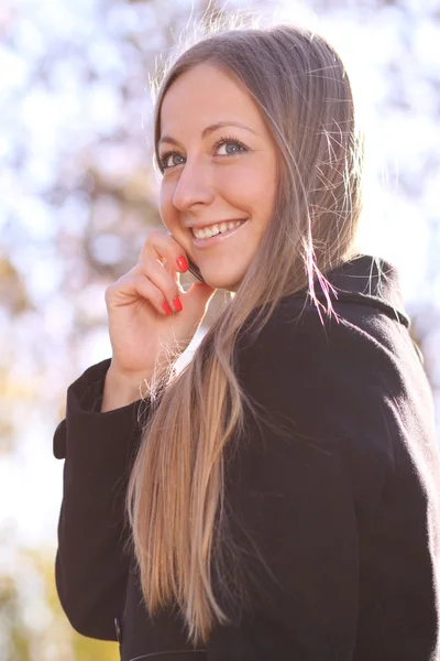 Vacker ung kvinna. utomhus porträtt — Stockfoto