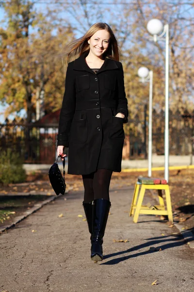 Volledige lengte, wandelen vrouw in herfst park — Stockfoto