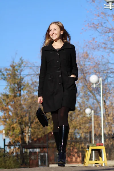 Full längd, promenader kvinna i höst park — Stockfoto