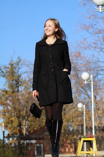 Plná délka chůze ženy v podzimním parku — Stock fotografie
