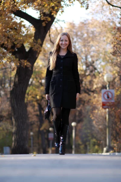 Comprimento total, mulher ambulante no parque de outono — Fotografia de Stock