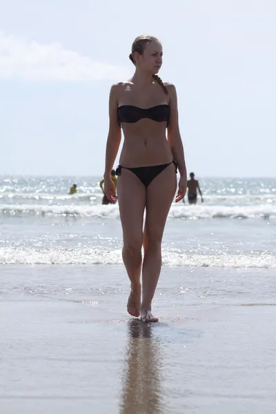 Femme sexy portant un bikini à la plage — Photo
