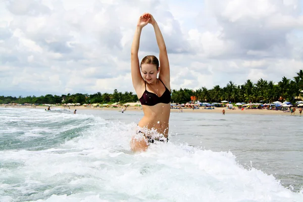 Beautiful woman bathes at ocean — Stock Photo, Image