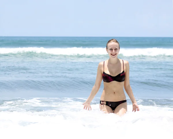 Hermosa mujer se baña en el océano — Foto de Stock