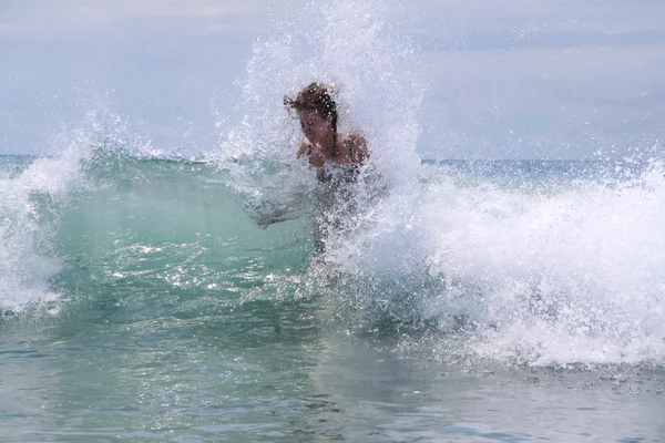 Mulher bonita banha-se no oceano — Fotografia de Stock