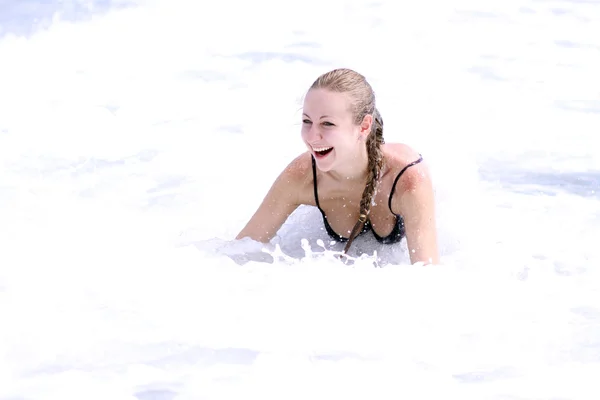 Hermosa mujer se baña en el océano —  Fotos de Stock