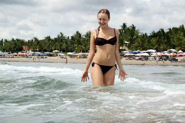 Mujer sexy usando un bikini en la playa — Foto de Stock