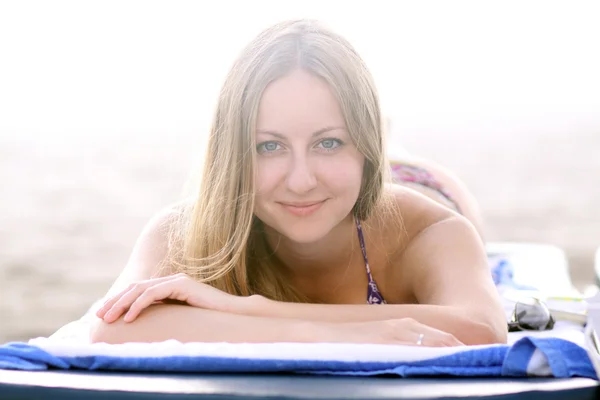 Sexig kvinna iklädd en bikini på stranden — Stockfoto