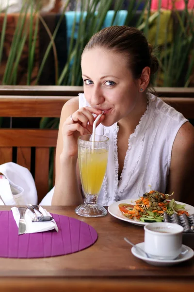 리조트 카페에서 행복 한 여자 — 스톡 사진