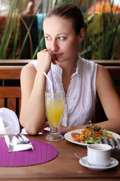 Mujer feliz en la cafetería del resort —  Fotos de Stock