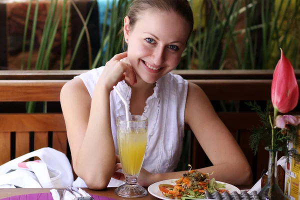 Счастливая женщина в курортном кафе — стоковое фото