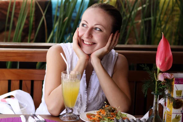 Счастливая женщина в курортном кафе — стоковое фото