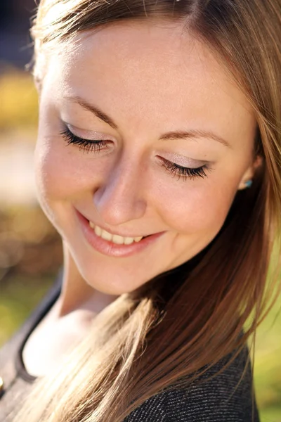 Mooie jonge meisje glimlachen. buiten portret — Stockfoto