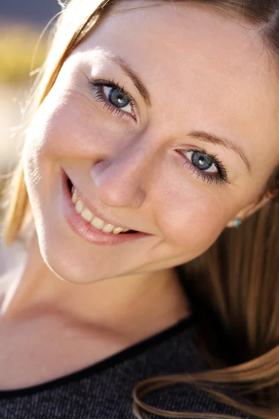 Hermosa joven sonriendo. Retrato exterior — Foto de Stock