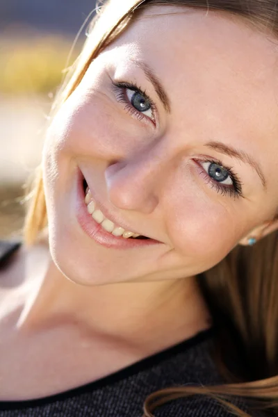 Mooie jonge meisje glimlachen. buiten portret — Stockfoto