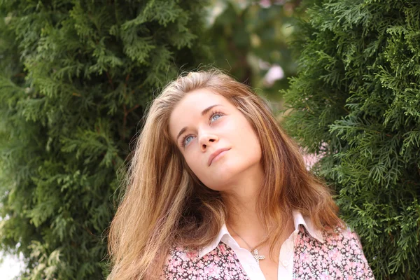 Krásná mladá žena. venkovní portrét — Stock fotografie