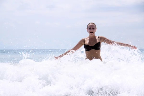 Beautiful woman bathes at ocean — Stock Photo, Image