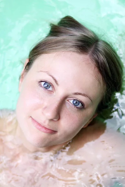 Πορτρέτο μιας όμορφης ευτυχισμένης γυναίκας στην πισίνα — Φωτογραφία Αρχείου