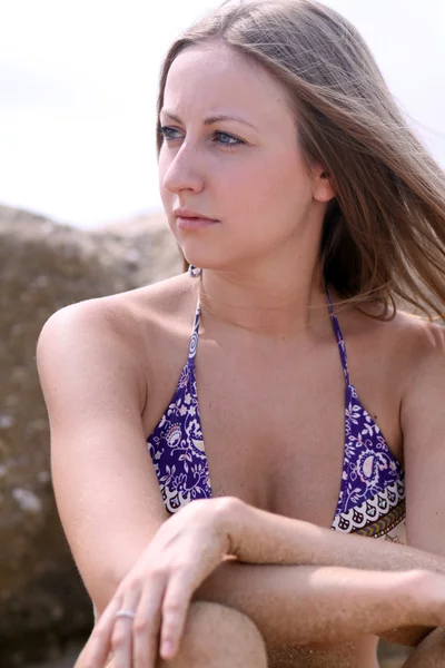 Frau im Bikini steht am Strand — Stockfoto