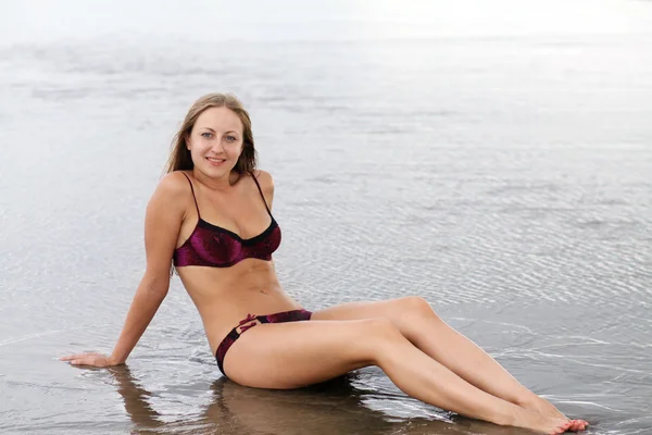 해변에서 비키니를 입고 섹시 한 여자 — 스톡 사진