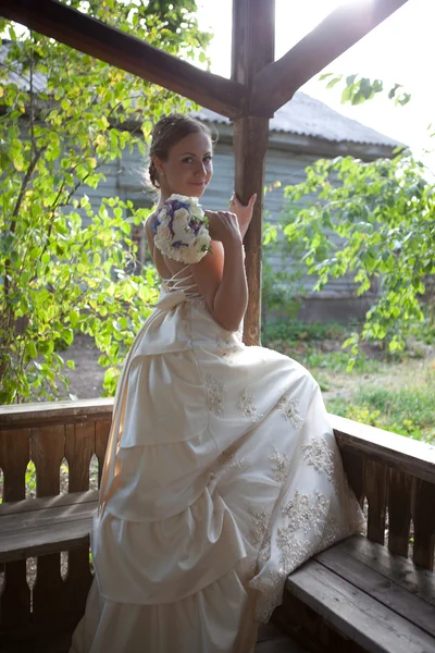 Ritratto della giovane bella sposa — Foto Stock