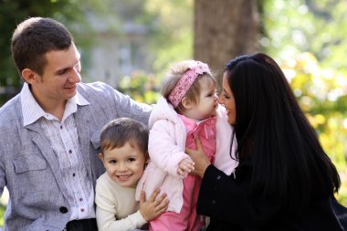 Sonbahar parkında bir aile