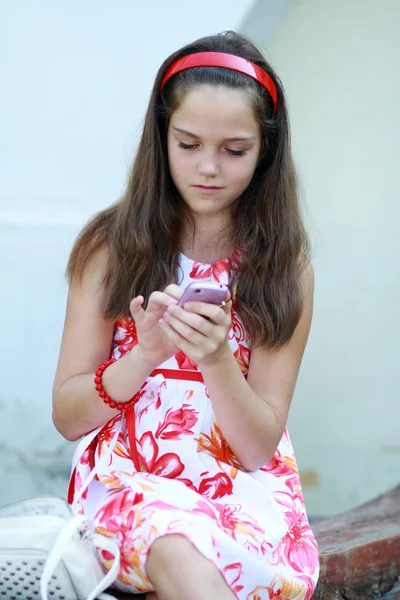 Kis lány beszél, mobil telefon — Stock Fotó