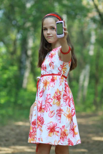 Küçük kız sohbetleri tarafından cep telefonu — Stok fotoğraf