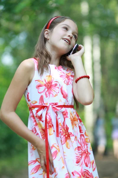 Liten flicka samtal med mobiltelefon — Stockfoto