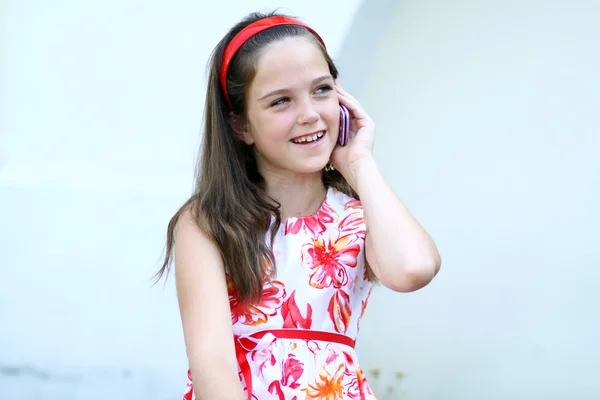 Kleines Mädchen spricht per Handy — Stockfoto
