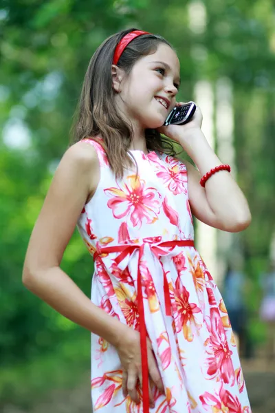 Malá dívka rozhovory o mobilní telefon — Stock fotografie
