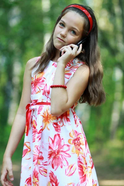 Liten flicka samtal med mobiltelefon — Stockfoto