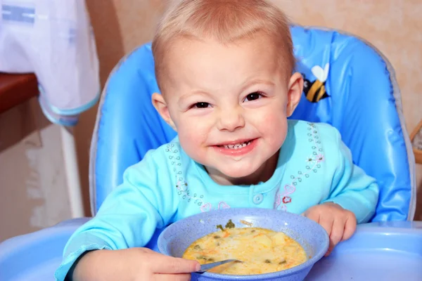 赤ちゃん食べる — ストック写真