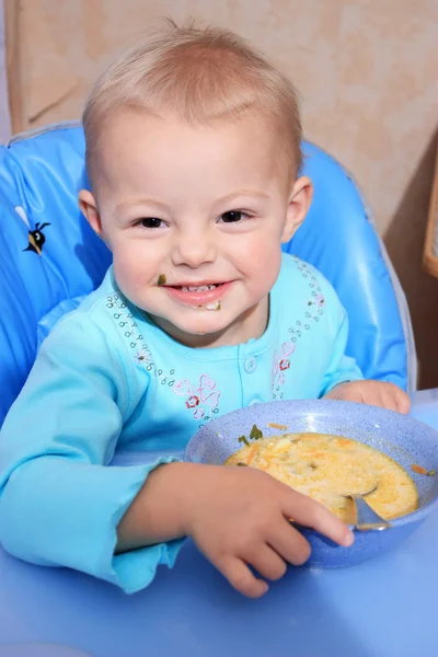 赤ちゃん食べる — ストック写真