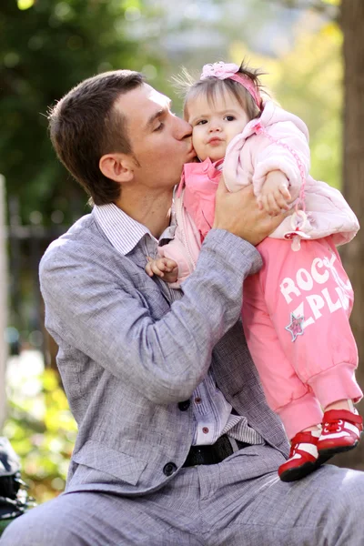 Otec a jeho roztomilá malá dcera — Stock fotografie