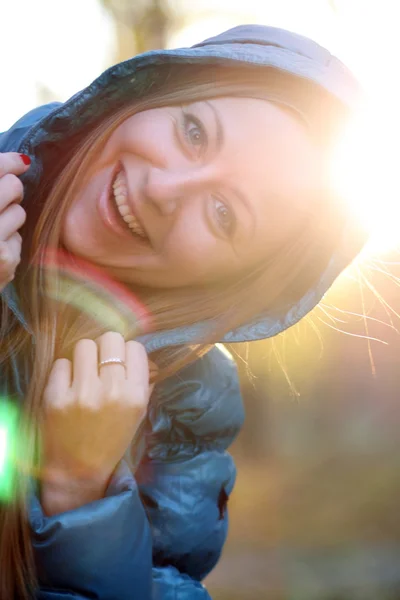 Zbliżenie portret szczęśliwej młodej kobiety uśmiechniętej — Zdjęcie stockowe