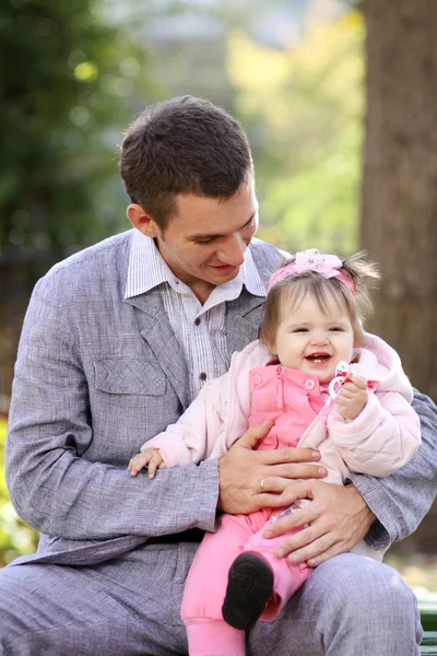 Отец и его очаровательная маленькая дочь — стоковое фото