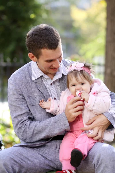 Baba ve sevimli küçük kızı — Stok fotoğraf