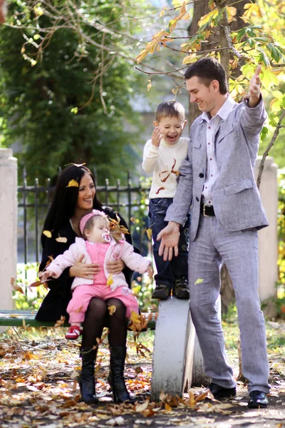 Sonbahar parkında bir aile — Stok fotoğraf