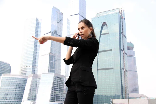 Kvinna på telefon på modern byggnad — Stockfoto