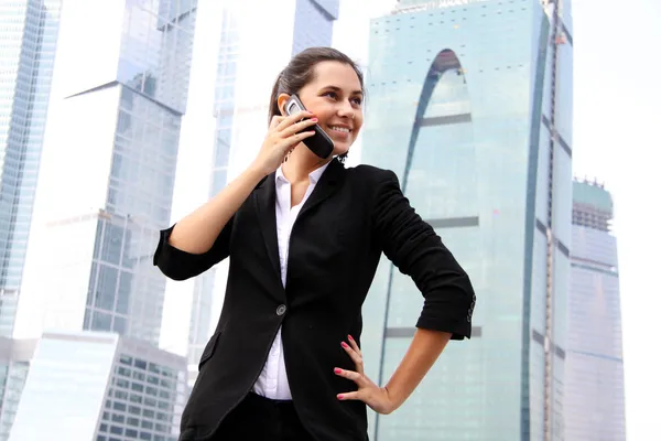 Žena na telefonu v moderní budově — Stock fotografie