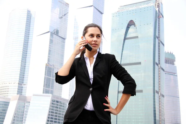Femme au téléphone dans un immeuble moderne — Photo