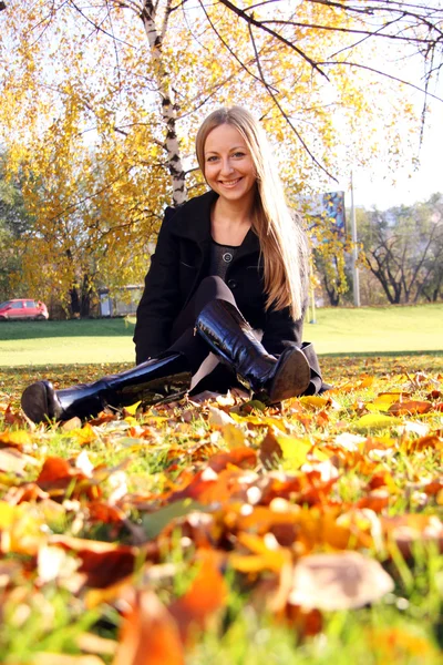 가을 공원의 아름다운 아가씨 — 스톡 사진