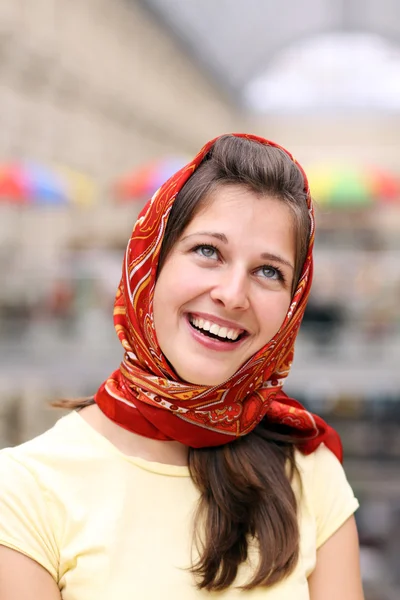 Πορτραίτο Νεαρής Γυναίκας Χαμογελαστά Που Ευτυχισμένη — Φωτογραφία Αρχείου