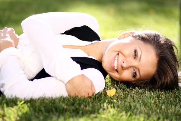 Schattige Jonge Vrouwelijke Liggend Grasveld Het Park — Stockfoto