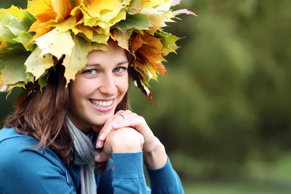 Beautiful woman with diadem made from yellow maple leaves — Stock Photo, Image