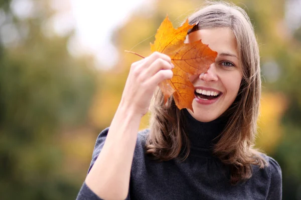 Schöne Romantische Brünette Mit Goldenem Herbstblatt — Stockfoto
