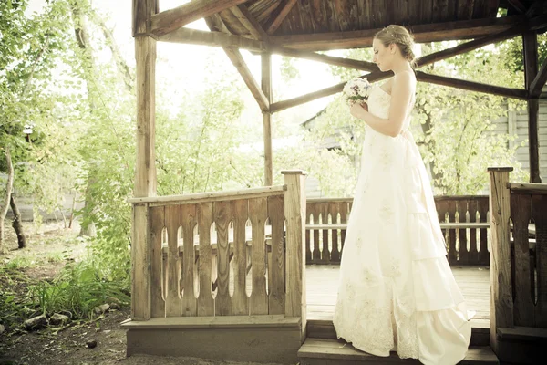 Ritratto della giovane bella sposa nel parco autunnale — Foto Stock