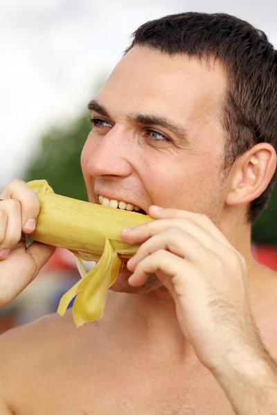 Young Men Eating Hot Corn — Stock Photo, Image
